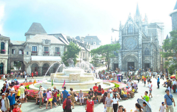 Giá dịch vụ du lịch tăng cao dịp lễ 30/4 nhưng cầu vẫn vượt cung