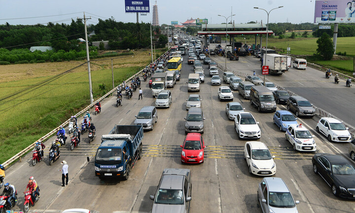 Trạm thu phí Long Phước - Vũng Tàu xả cửa vì người dân đi nghỉ lễ