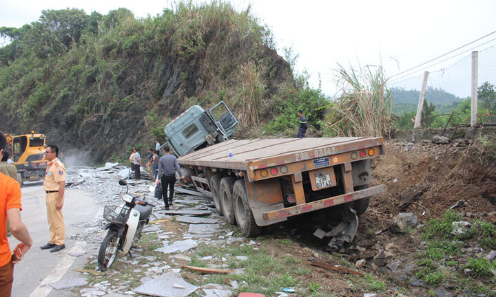 Clip: Xe container chở đá mất phanh lao vào vách núi