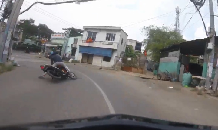 Clip: Màn truy đuổi nghẹt thở, bắt gọn tên cướp trên đường phố Sài Gòn 