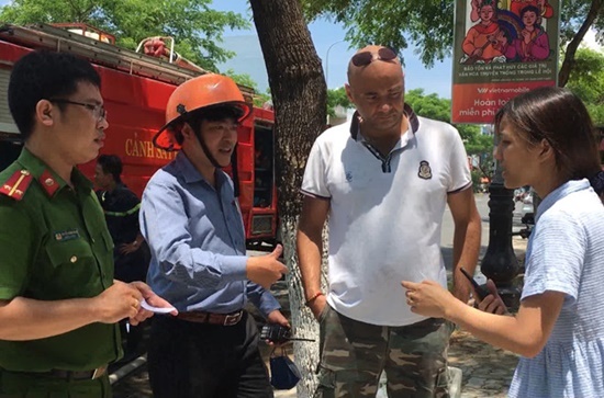 Du khách nước ngoài cứu 2 trẻ em mặc kẹt trong ngôi nhà hỏa hoạn