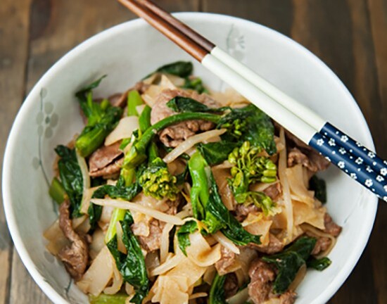 Tự làm phở xào bò thơm ngon như ngoài hàng cho ngày 1/5