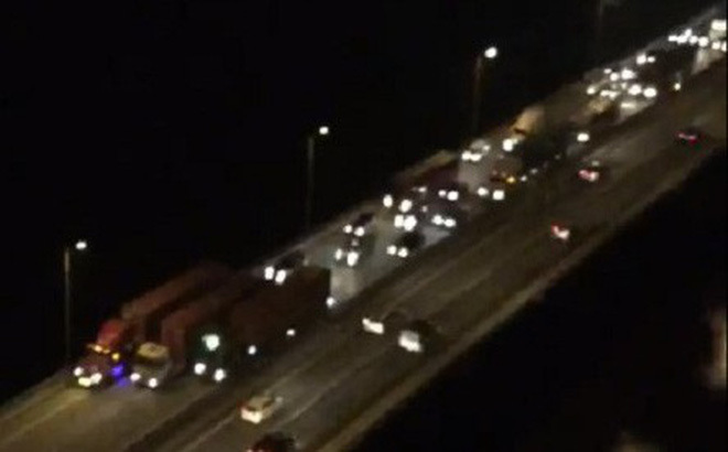 Clip: 3 container dàn hàng ngang khiến đường vành đai 3 ùn tắc hàng cây số