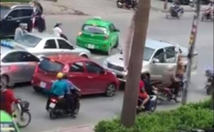 Xe bán tải lùi ngược chiều, cán người đi xe đạp tử vong