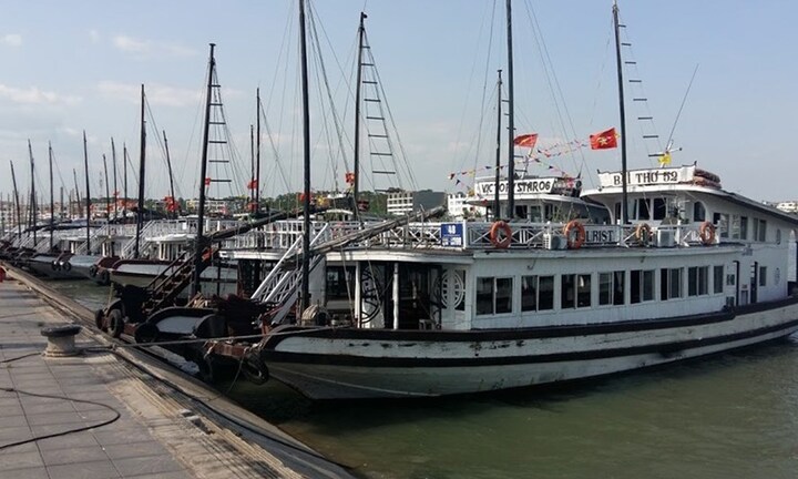 Quảng Ninh: Tàu du lịch bị nước tràn vào khoang máy khi neo tại Tuần Châu