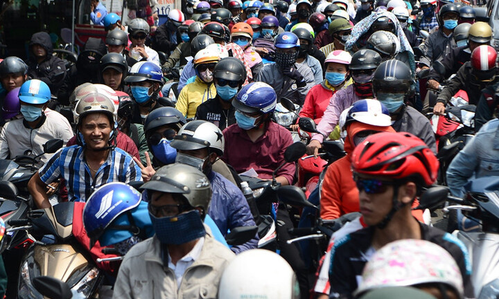 Hàng nghìn người dân đổ về thành phố, cửa ngõ Sài Gòn 