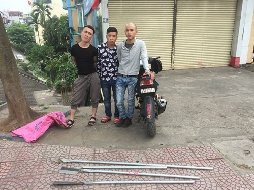CSGT Hà Nội quật ngã 3 thanh niên cầm mã tấu