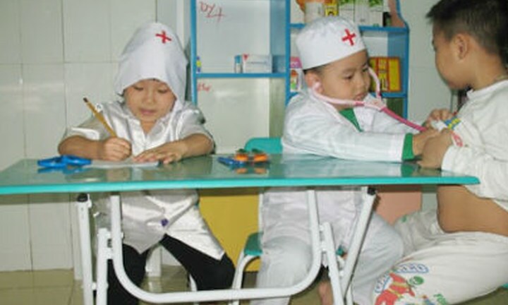 2 bé trai nhập viện cấp cứu suýt chết vì chơi trò đóng giả bác sĩ