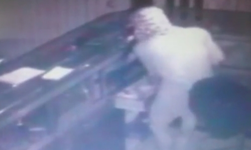 Nhân viên trạm thu phí vây bắt nghi can trộm bao tải chứa gần 3 tỷ đồng