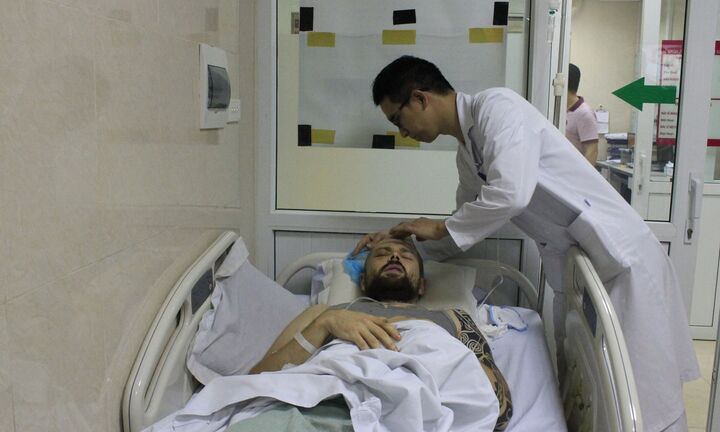 Thầy giáo Tây dạy tiếng Anh tình nguyện bị chấn thương sọ não nằm ven đường được cứu