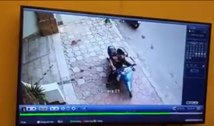 Video: Nam thanh niên bẻ khóa trộm xe máy trong 3s ở Hà Nội