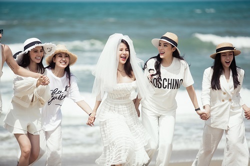 Tổ chức tiệc chia tay cuộc đời độc thân, Diệp Lâm Anh đội khăn voan xinh đẹp rạng rỡ