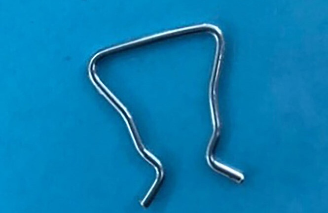 Bé 18 tháng tuổi nuốt móc sắt vào ruột, cha mẹ hốt hoảng đưa đi cấp cứu