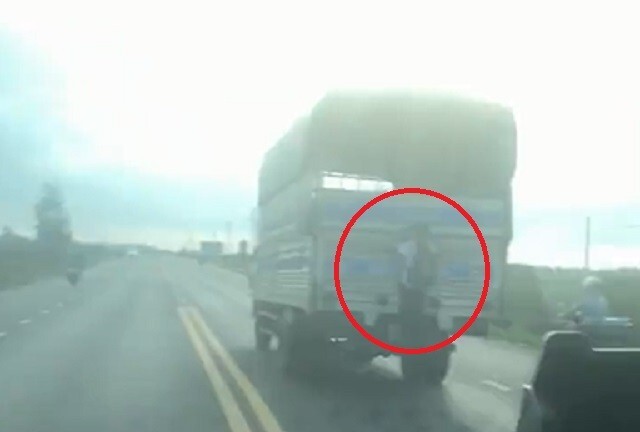 Video: Thót tim cảnh cậu bé đu bám sau xe tải