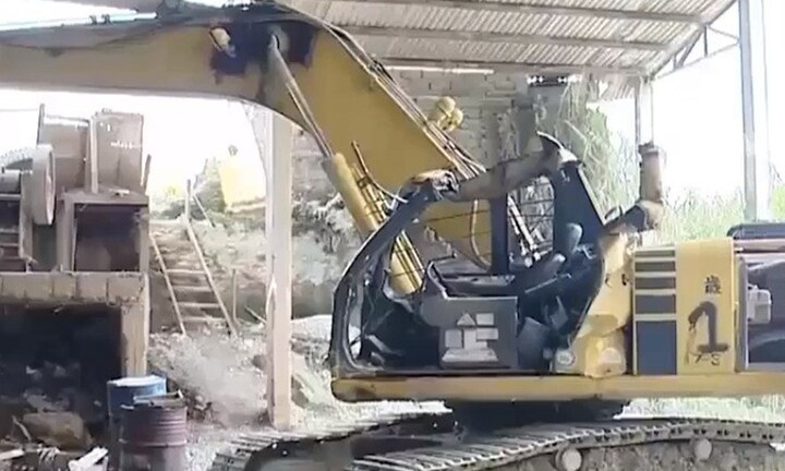 Hà Nội: Sạt lở đá rơi trúng máy xúc, một người tử vong 