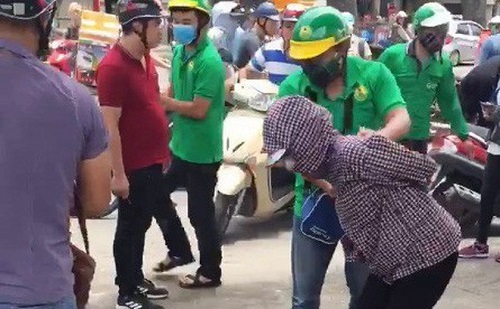 Tóm gọn nhóm “nữ quái” chuyên móc túi người đi đường ở Ngã Tư Sở