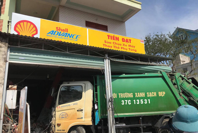 Xe chở rác gây tai nạn rồi lao thẳng vào nhà dân, 3 người nhập viện