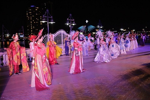 Ngắm 12 cây cầu lộng lẫy trong Carnaval đường phố DIFF 2018