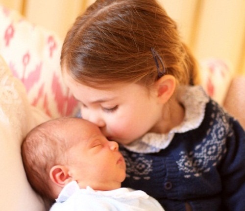 Hé lộ hình ảnh con út của Hoàng tử William và công nương Kate