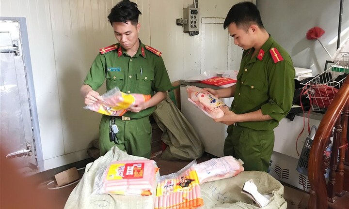 Cao Bằng:Phát hiện hơn nửa tấn thịt vịt đông lạnh và xúc xích không rõ nguồn gốc