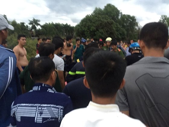 Ra bờ sông chơi cùng nhóm bạn, 2 nữ sinh đuối nước thương tâm