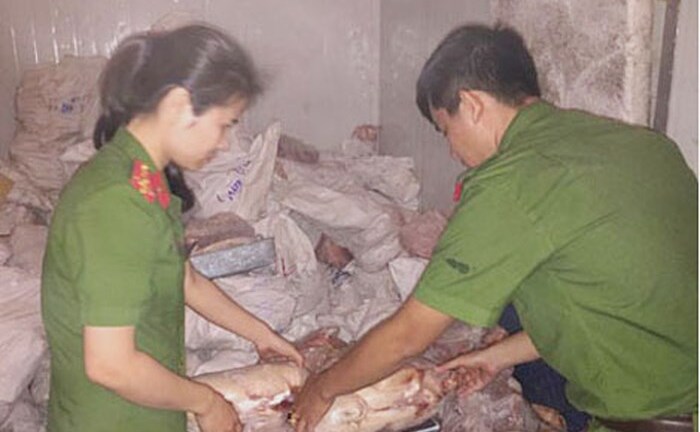 Thu giữ 5 tấn thịt heo sữa, chân bò bẩn chuẩn bị tuồn ra nhà hàng