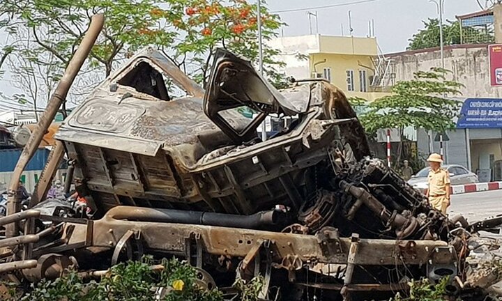 Vụ 2 container đâm nhau bốc cháy: Vợ chồng tài xế tử vong trong cabin