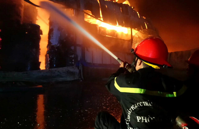 Video: Hơn 200 cảnh sát dập đám cháy lớn ở KCN Vĩnh Lộc