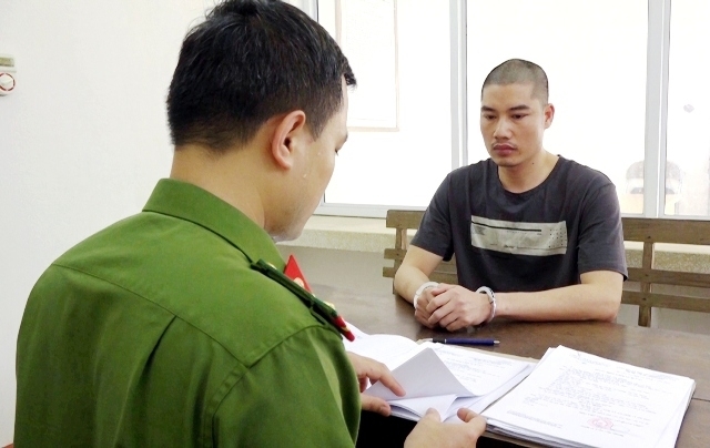 Hà Nam: Tạm giữ đối tượng mang súng, kiếm đi đánh ghen