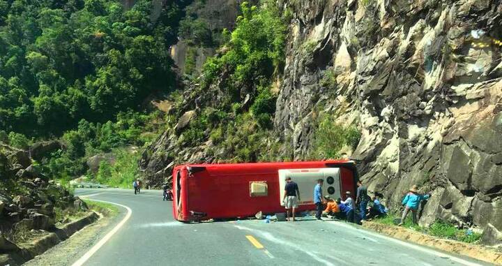 Hiện trường xe khách bị lật trên đèo Khánh Hoà, 18 người thương vong