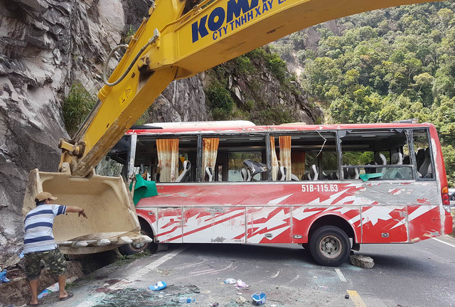 Tài xế kể lại giây phút lật xe khách trên đèo Khánh Lê