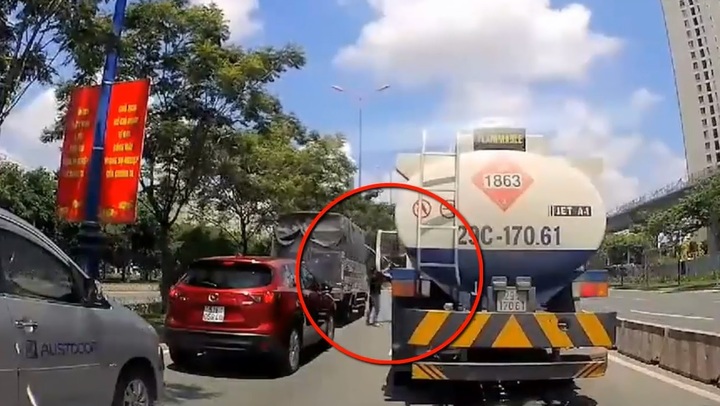 Video: Tài xế xe bồn bị lái xe tải chặn đầu, cầm gậy vụt liên tiếp