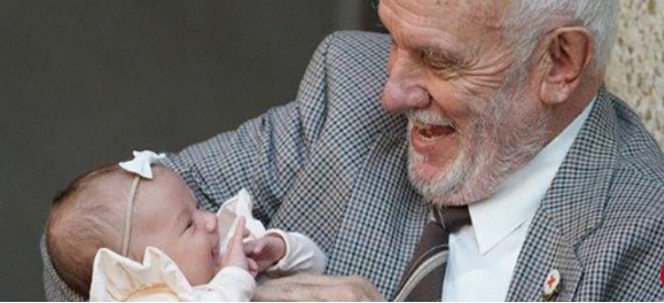 Người đàn ông dành 60 năm hiến máu cứu hơn 2 triệu trẻ sơ sinh