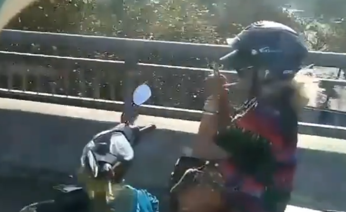 Video: Thót tim nữ quái xế buông 2 tay mồi thuốc khi phóng trên cầu