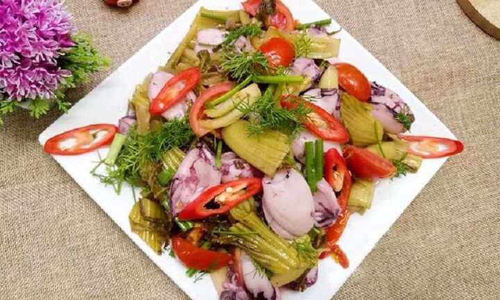 Món ngon bữa tối: Mực xào dưa chua lạ miệng chồng ăn là mê