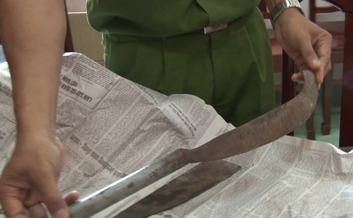 Tạm giam nam thanh niên 9X say rượu, vác dao chém công an trọng thương 