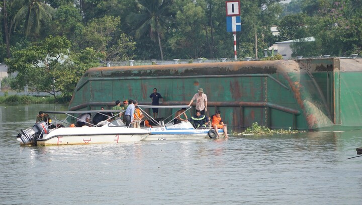 Đêm định mệnh của cả gia đình bị sà lan nhấn chìm qua lời kể nhân chứng và nạn nhân