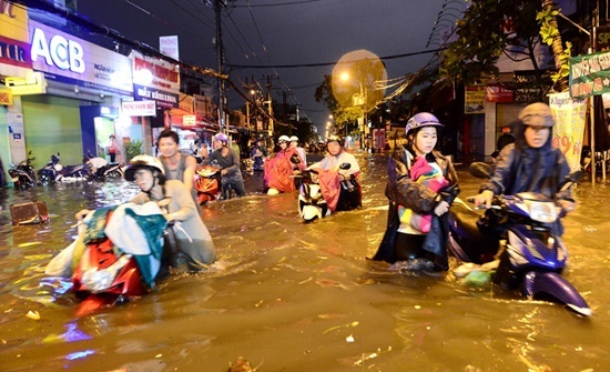 Người Sài Gòn hì hụi đẩy xe, chật vật “bơi” trong biển nước sau trận mưa lớn