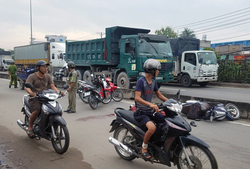 Bị tấm bạt che xe ben quật trúng, nam thanh niên lái xe máy tử vong