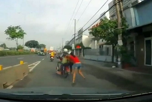 Clip: Hai tên cướp táo tợn kéo lê cô gái hàng trăm mét trên đường 