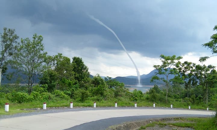 Video: Vòi rồng hút nước từ hồ thủy điện lên trời ở Quảng Trị