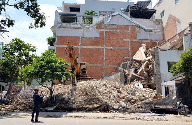 Sập nhà 2 tầng đang tháo dỡ ở Sài Gòn, 1 người tử vong