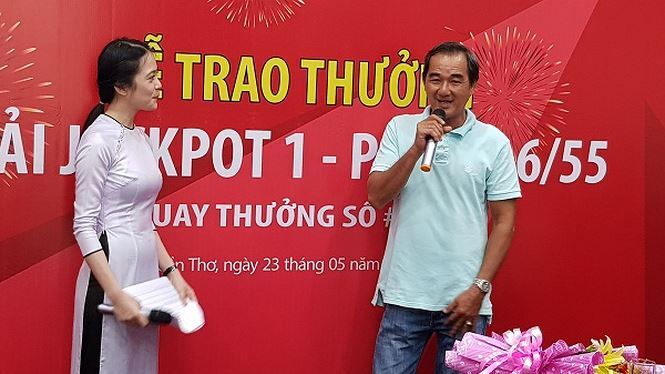 Chủ giải Jackpot hơn 42 tỷ đồng không đeo mặt nạ khi lĩnh thưởng