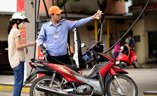 Giá xăng RON 95 lại tăng thêm 600 đồng/lít, xăng E5