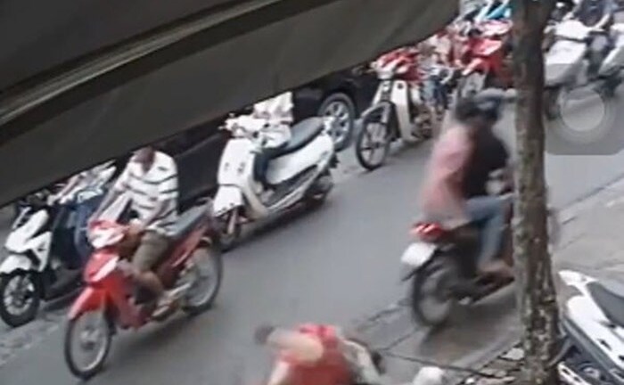 Video: 2 tên cướp đi xe máy giật dây chuyền khiến cô gái ngã sấp mắt trên vỉa hè
