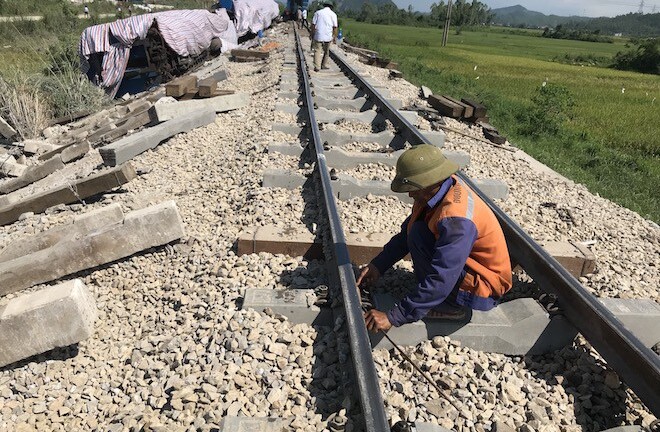 Thông tuyến đường sắt Bắc - Nam sau tại nạn tàu SE19 đâm xe tải