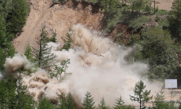 Toàn cảnh Triều Tiên dùng thuốc nổ phá hủy bãi thử hạt nhân