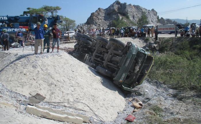 Vụ lật tàu ở Thanh Hóa: Tạm giữ hình sự 2 nhân viên gác barie