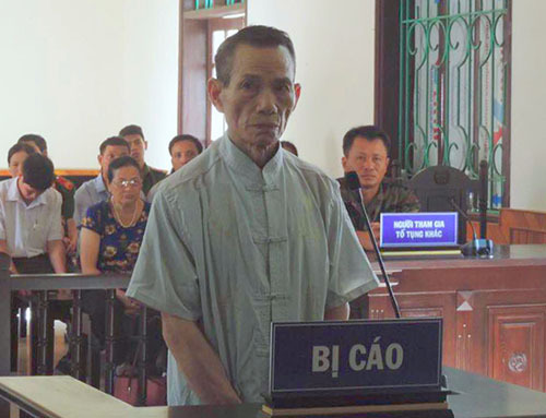 Cụ ông 73 tuổi dâm ô bé gái trong nhà vệ sinh bị phạt 12 năm tù