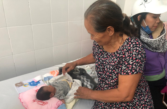 Vụ bé trai sơ sinh bị chôn sống: Nhiều người muốn nhận làm con nuôi